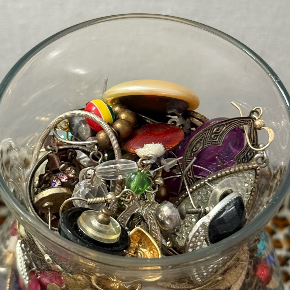 3.6 Lb (including jar/vase ) of unmatched Crafter’s lot of Earrings 👂💎 - Picture 8 of 9